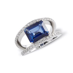 Anillo con zafiro natural talla esmeralda y diamantes