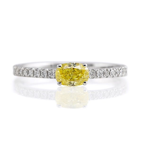 Anillo en oro blanco con diamante central