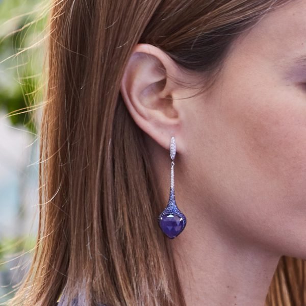 Pendientes largos de zafiros y diamantes